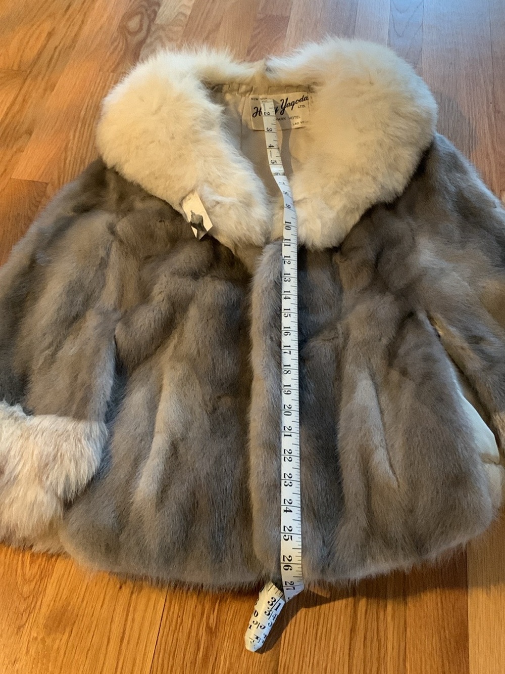 Vintage Harry Yogoda Ladies Gray Fur Coat cape Stole with Cream Collar size M